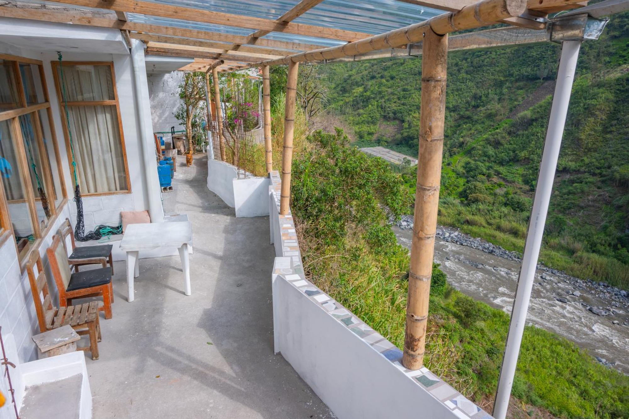 Backpackers-Balcones-River-Lodge 바뇨스 외부 사진